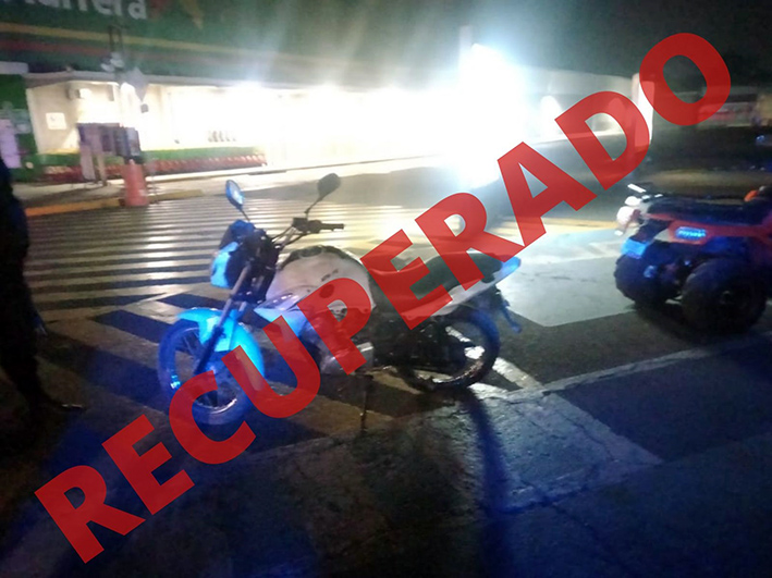 Municipales recuperan camioneta y moto con reporte de robo