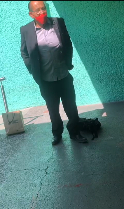 Desquiciado hombre agrede a personal del IMSS