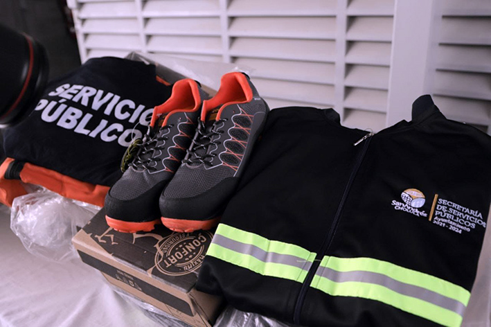 Mundo Tlatehui entregó uniformes a servicios públicos
