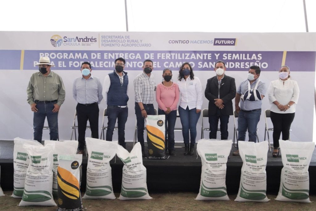 Productoras y productores del campo reciben de mundo Tlatehui, fertilizantes