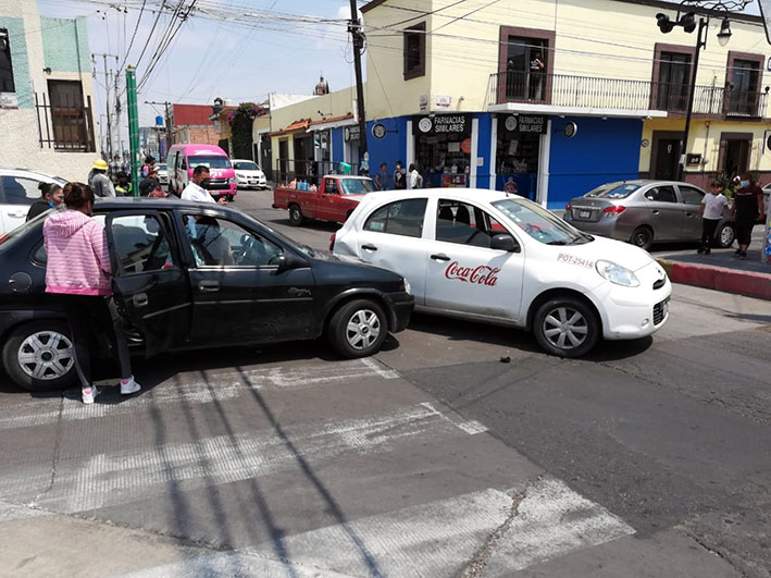 Choque de autos, solo daños materiales