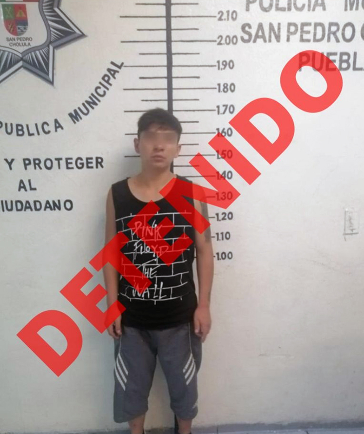 Policías de SSC Cholula aseguran a hombre por daños a propiedad privada
