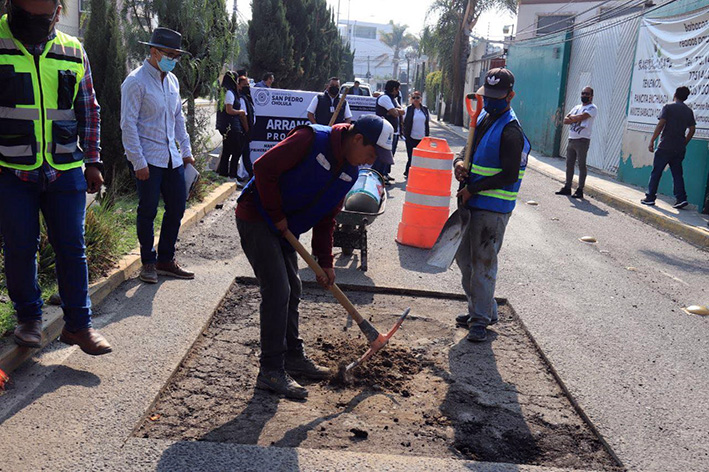 En Momoxpan, inician programa de bacheo