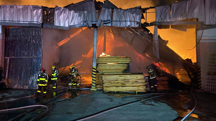 En acción coordinada, sofocan bomberos incendio de bodega con madera en San Andrés Cholula