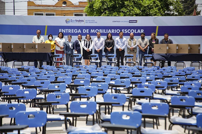 Entregaron mobiliario a 23 escuelas públicas