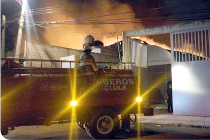 Fábrica y bodega de madera consumida por el fuego