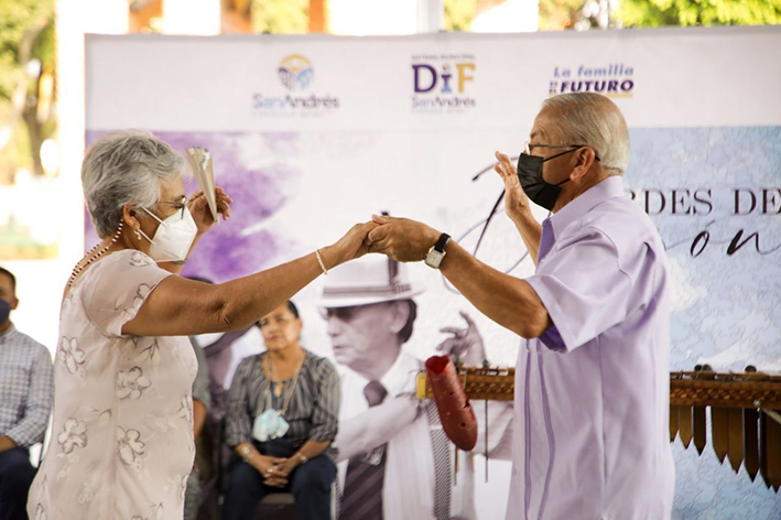 “Tardes de Danzón” en el zócalo instaura DIF