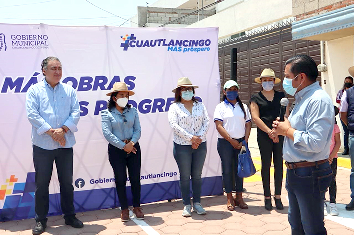 Entrega Filomeno Sarmiento Torres, pavimentación de la calle Ayuntamiento en la junta auxiliar de Sanctorum