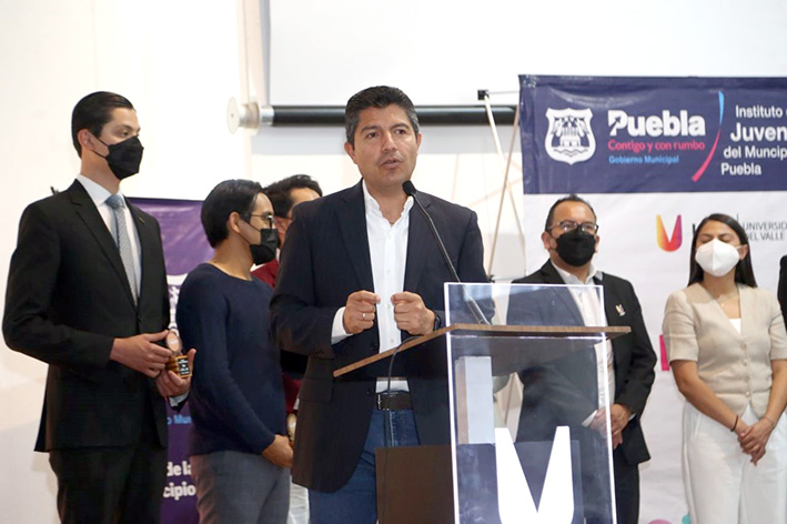 Eduardo Rivera Pérez reconoce la participación de la juventud en la mesa de debate interuniversitario