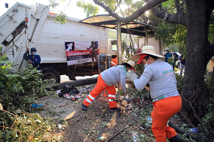 Limpieza integral del bulevar Forjadores de Puebla