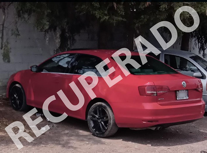Policías recuperan vehículo robado y detienen a conductor