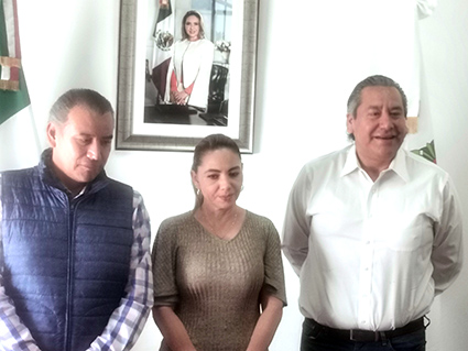 Leobardo Soto, reconoce trabajo de Paola Angon
