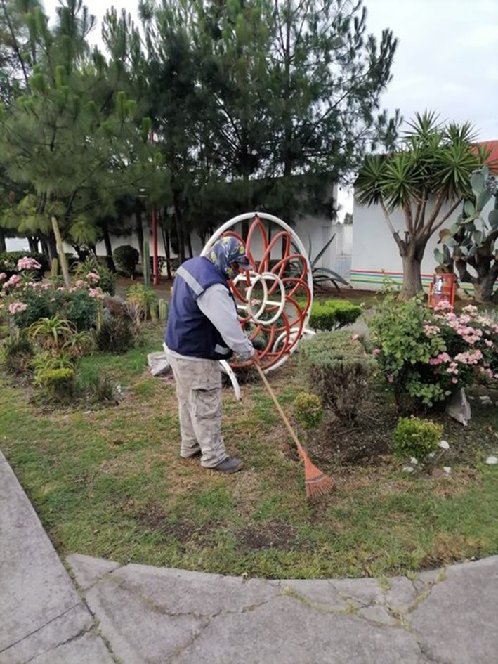 Dan mantenimiento a áreas verdes de deportivo San Pedro