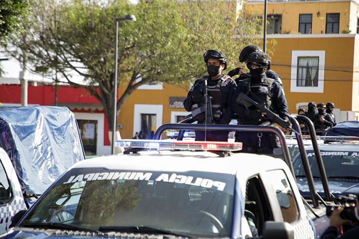 Entrega Mundo Tlatehui patrullas a la policía municipal