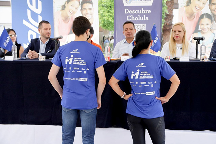 Playera oficial y medalla del Medio Maratón del Día del Papá, presentó Mundo Tlatehui