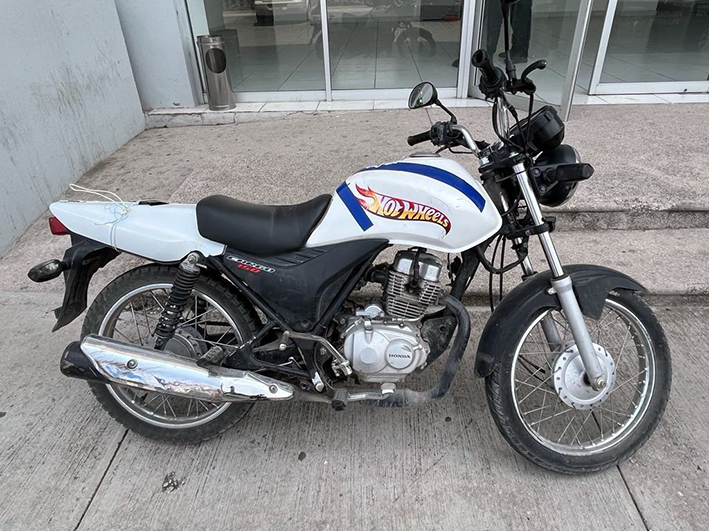Viajaba en motocicleta presuntamente robada, fue detenido