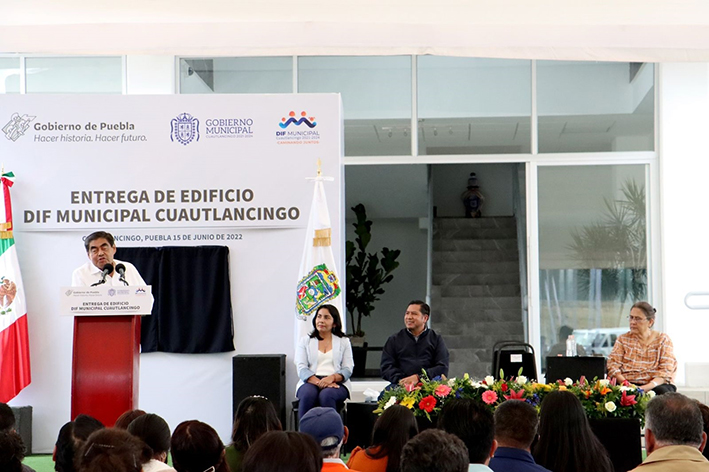 El gobernador de Puebla, Migue Barbosa y Filomeno Sarmiento, inauguran oficinas del DIF municipal
