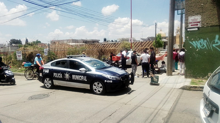 Motociclista atropellado por auto compacto