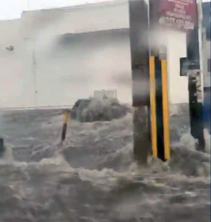 Lluvias y caída de granizo provocan inundaciones en calles de Puebla