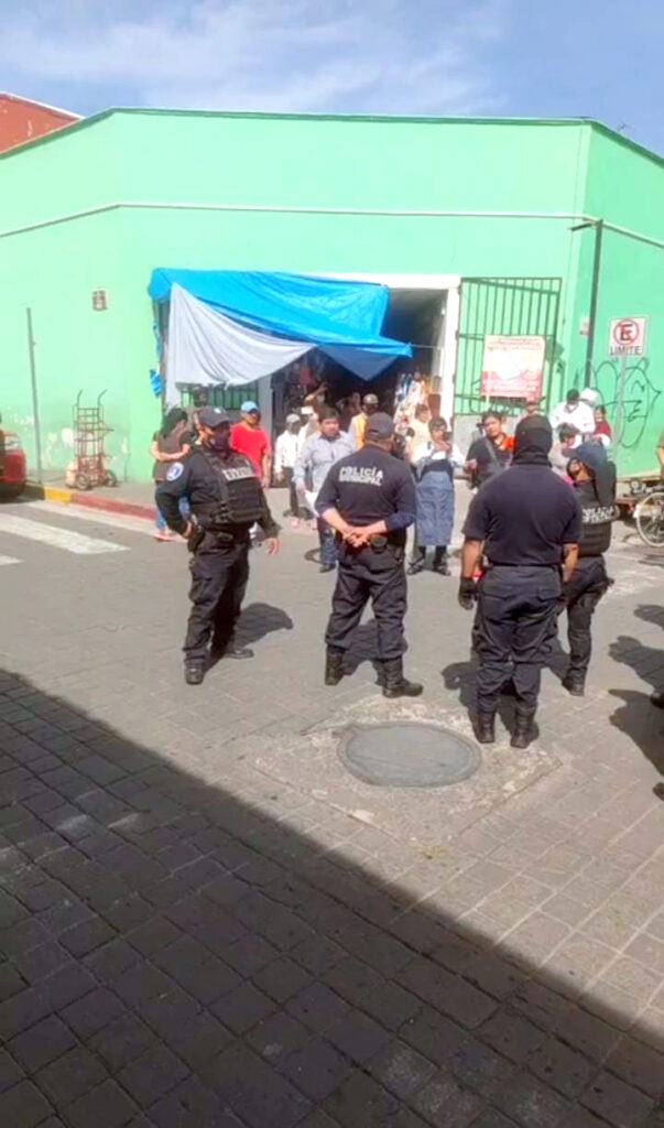 Cumplen orden judicial, despejar áreas públicas