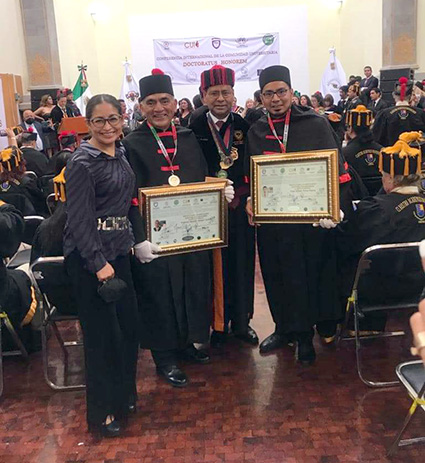 Otorgan “Doctoratus Honorom” a 3 cholultecas