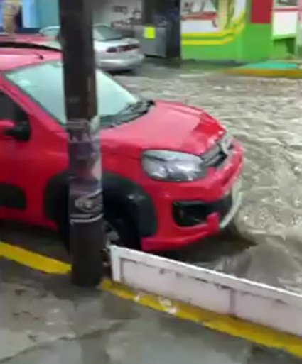 Cuautlancingo inundado por fuerte lluvia