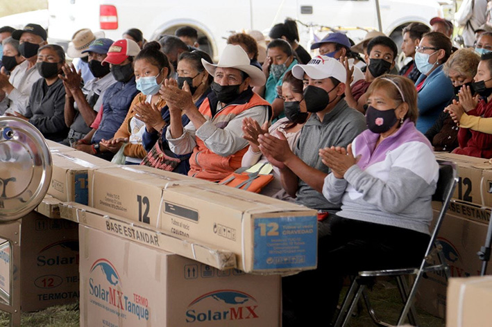 En Comac, Mundo Tlatehui, entregó 200 calentadores solares