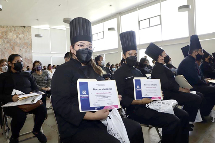 SMDIF de Puebla gradúa a 28 estudiantes de gastronomía y estilismo