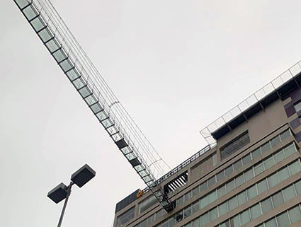 Lujoso y moderno puente, a punto de caer