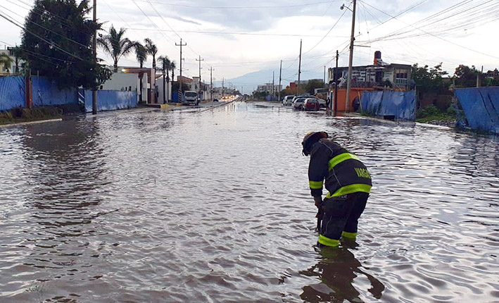 Calles convertidas en ríos, por torrencial lluvia