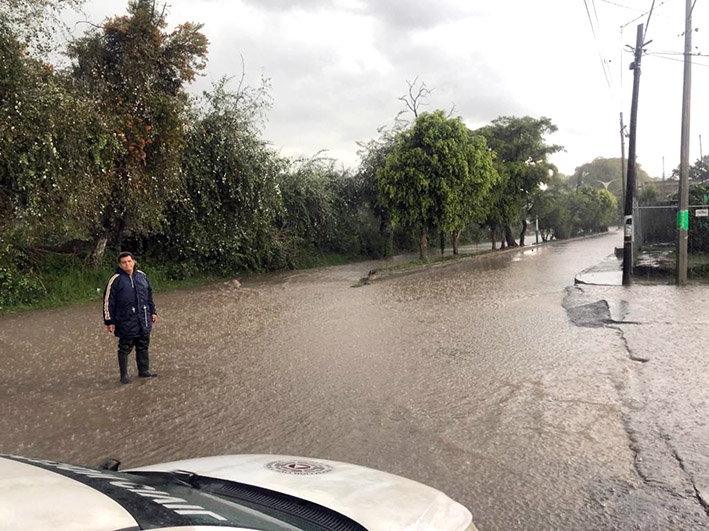 Lluvia los puso acorrer