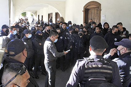 Guardias de Barrio obligados a usurpar funciones     * Angélica Alvarado los contrata para un uniforme y les ordena ponerse otro     Por Sofía LINARES