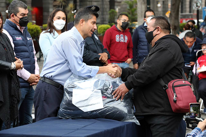 Eduardo Rivera Pérez reconoce labor de sindicalizados y entrega por tercera vez uniformes