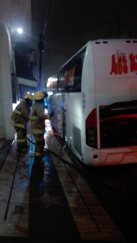 Por falla mecánica se incendió camión de grupo musical