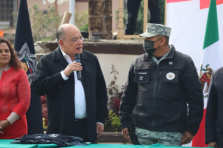 Entrega alcalde de Zacatlán armamento y uniformes a elementos de Seguridad Pública