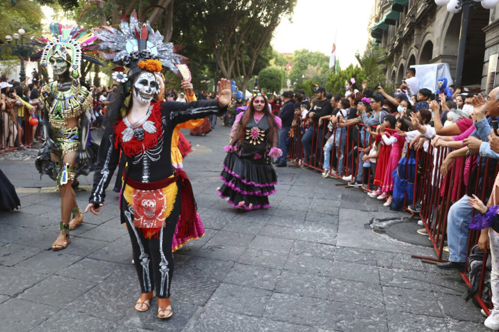 Disfrutan miles de familias y turistas “Desfile de Catrinas” del gobierno estatal