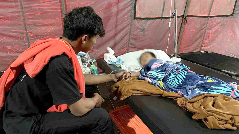 Rescatan a Niño de los Escombros tras Sismo en Indonesia