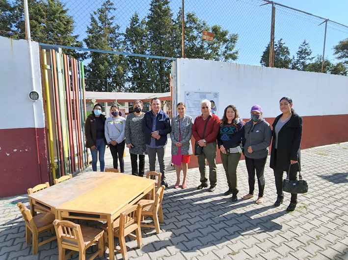Logra Gemma Gracián, donativo en muebles escolares