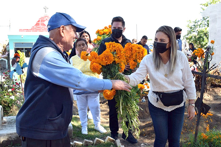 Paola Angon visita los panteones municipales este día de muertos