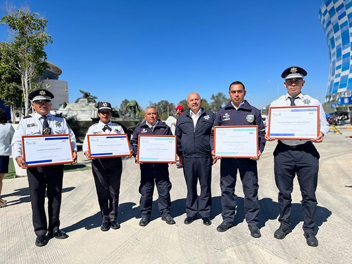 Por su desempeño relevante reconocen a policías