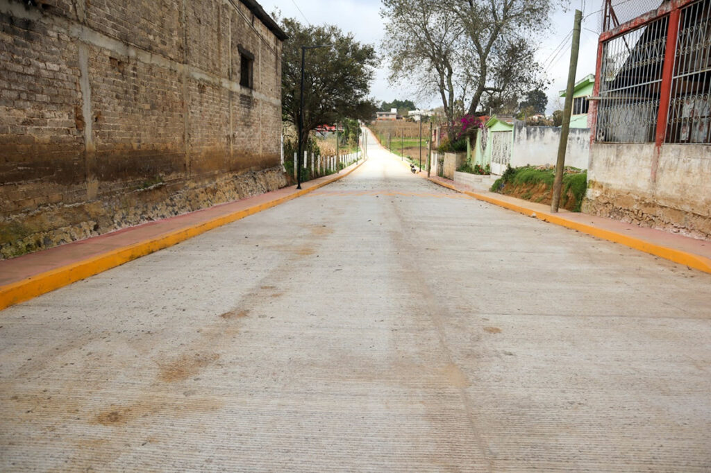Entrega alcalde de Zacatlán pavimentación de vialidad que beneficiará a miles de habitantes