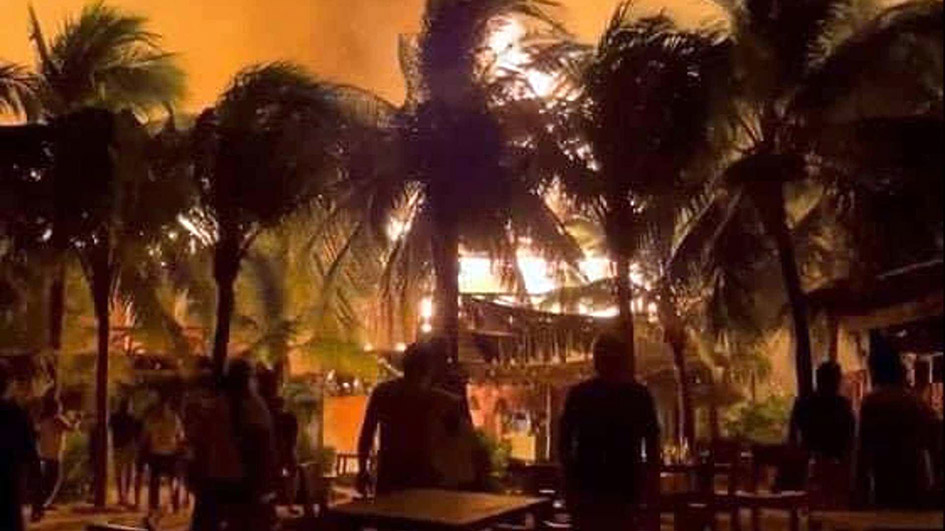Incendio consume hoteles en Holbox; mujer resulta herida