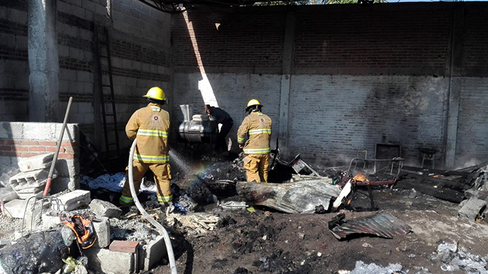 Bomberos sofocan incendio en barrio de San Pedro Mexicaltzingo