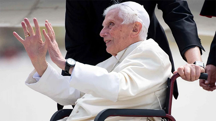 Benedicto XVI se mantiene “grave pero estable”