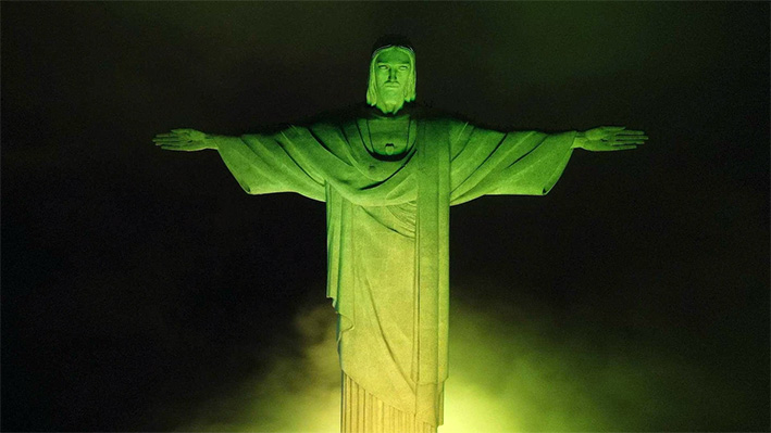Cristo redentor de Brasil se ilumina en honor a Pelé