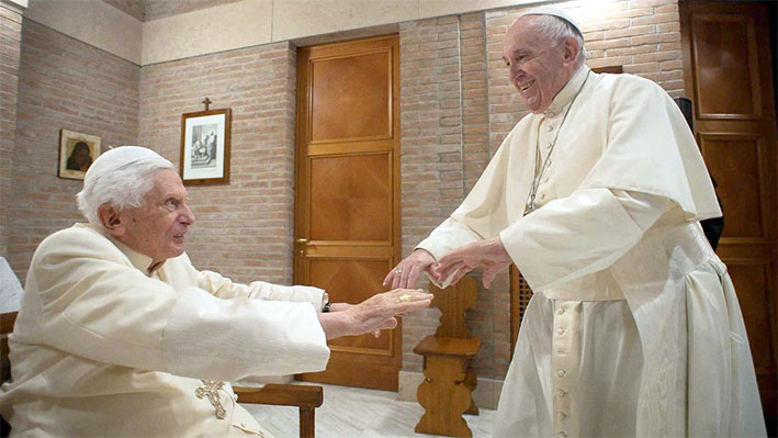Papa pide orar por Benedicto XVI: «Está muy enfermo»