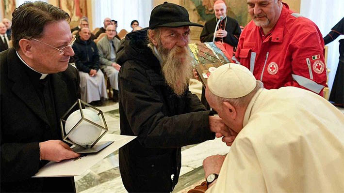 Papa festeja su cumpleaños 86 junto a un indigente