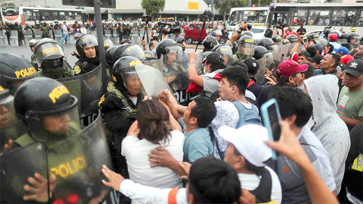Suman 17 muertos por protestas en Perú