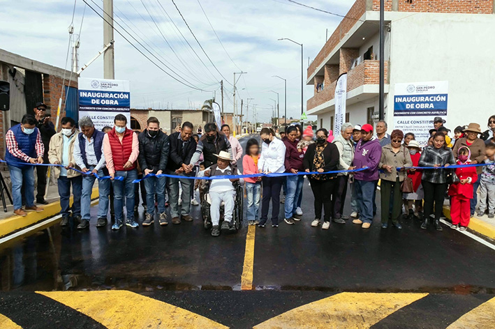 Calle Constitución, en Cuachayotla, pavimentada entregó Paola Angon