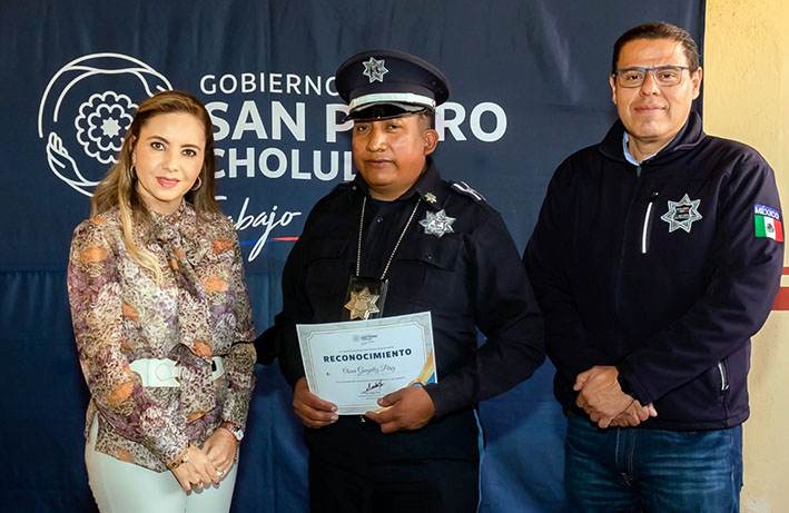 Premia Paola Angon a policía héroe y 15 servidores públicos más